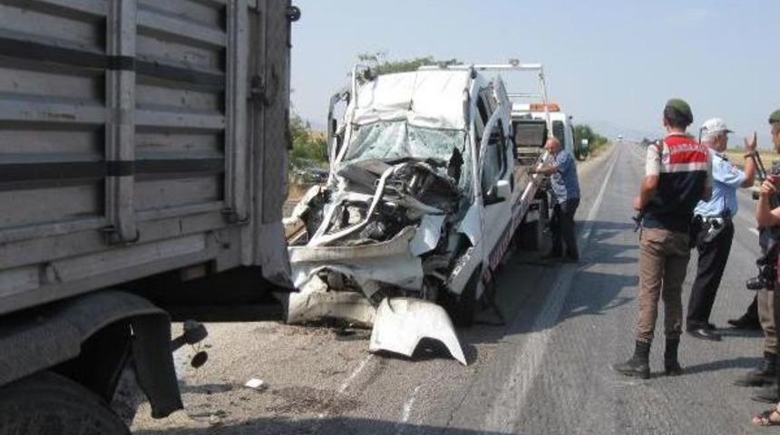 Merzifon'da Duran Kamyona Çarpan Araçtaki 3 Kişi Öldü