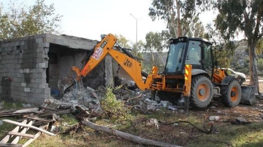 Demre&rsquo;de Eski Binaların Yıkımı Devam Ediyor