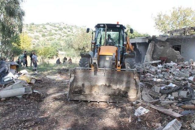 Demre&rsquo;de Eski Binaların Yıkımı Devam Ediyor 1