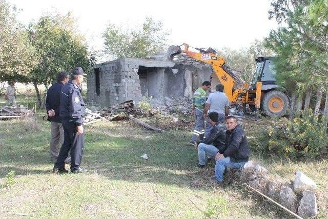 Demre&rsquo;de Eski Binaların Yıkımı Devam Ediyor 2