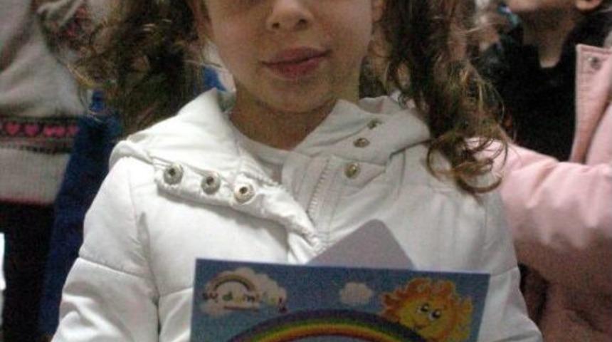 Ailelerine Yeni Yıl Kartı G&ouml;nderdiler