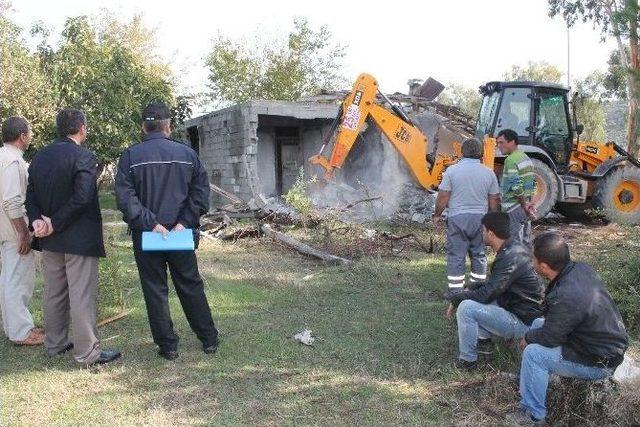 Demre&rsquo;de Eski Binaların Yıkımı Devam Ediyor 3