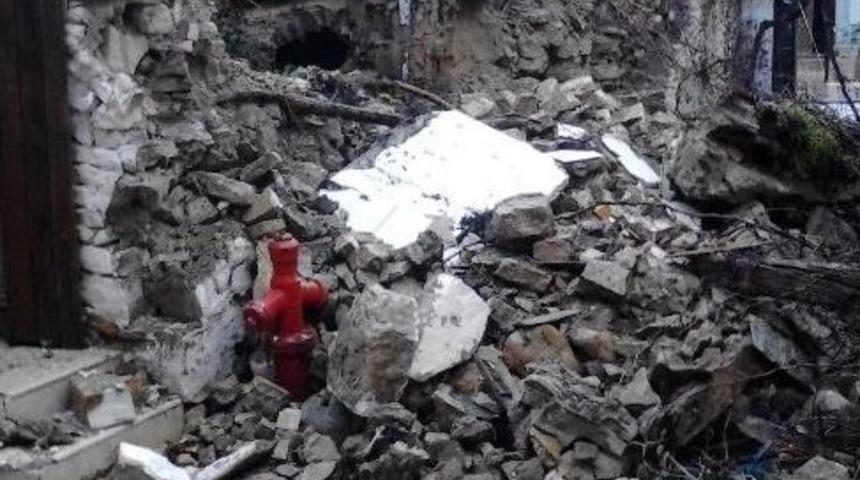 Kuşadası&rsquo;nda Sağanak Yağış Ve Fırtına Etkili Oluyor