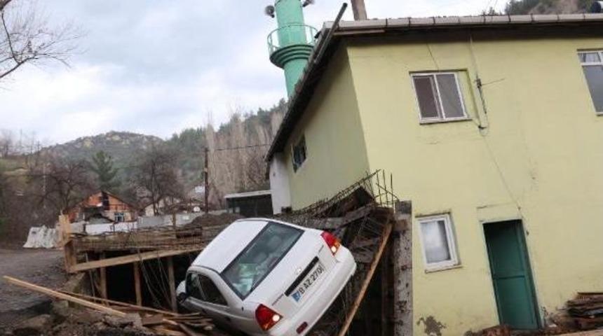 Otomobil Şadırvan İnşaatına D&uuml;şt&uuml;, İş&ccedil;i Yaralandı