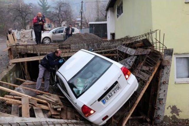 Otomobil Şadırvan İnşaatına Düştü, İşçi Yaralandı