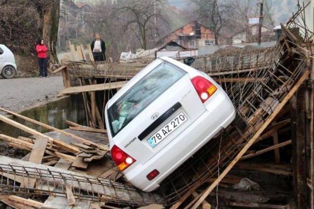 Otomobil Şadırvan İnşaatına Düştü, İşçi Yaralandı