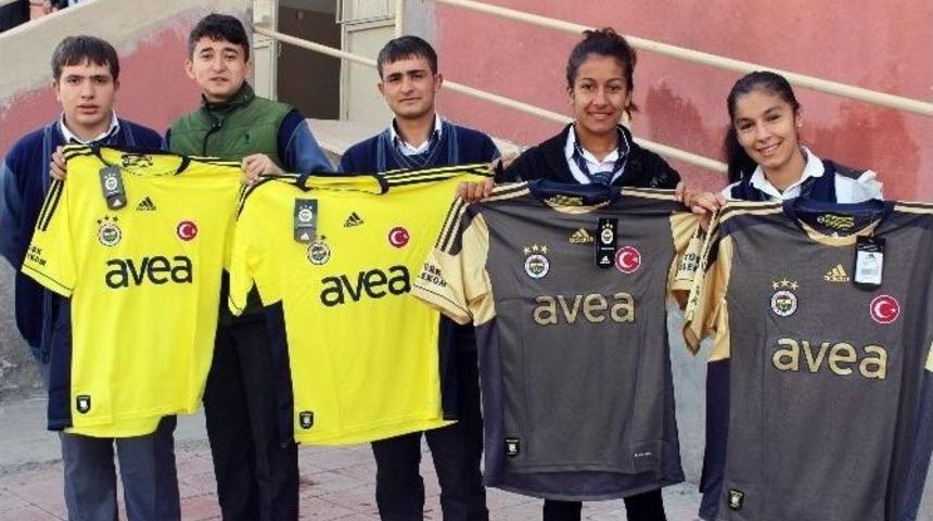 Fenerbah&ccedil;e Diyarbakır&rsquo;da 300 Adet Forma Dağıttı