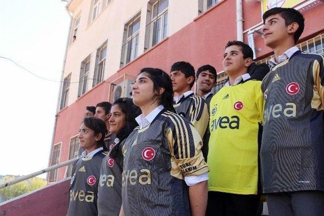 Fenerbahçe Diyarbakır’da 300 Adet Forma Dağıttı