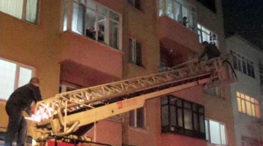 Evde Uyuyakalan &Ccedil;ocuk İtfaiye Ve Polisi Alarma Ge&ccedil;irdi