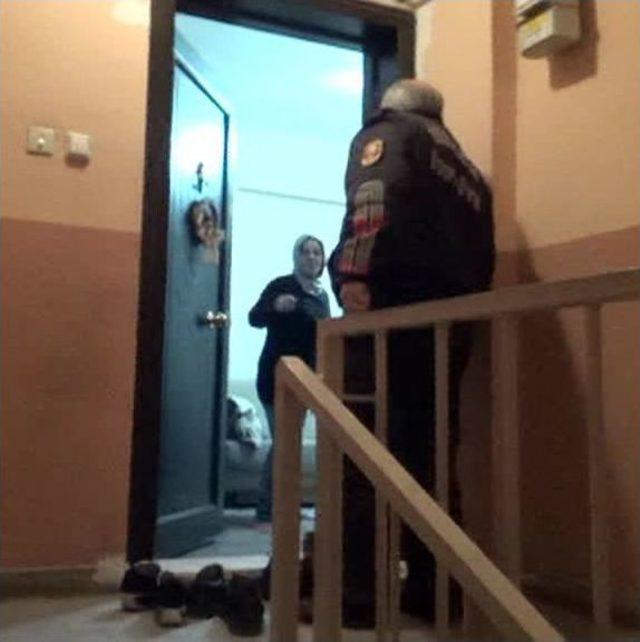 Evde Uyuyakalan &Ccedil;ocuk İtfaiye Ve Polisi Alarma Ge&ccedil;irdi 1