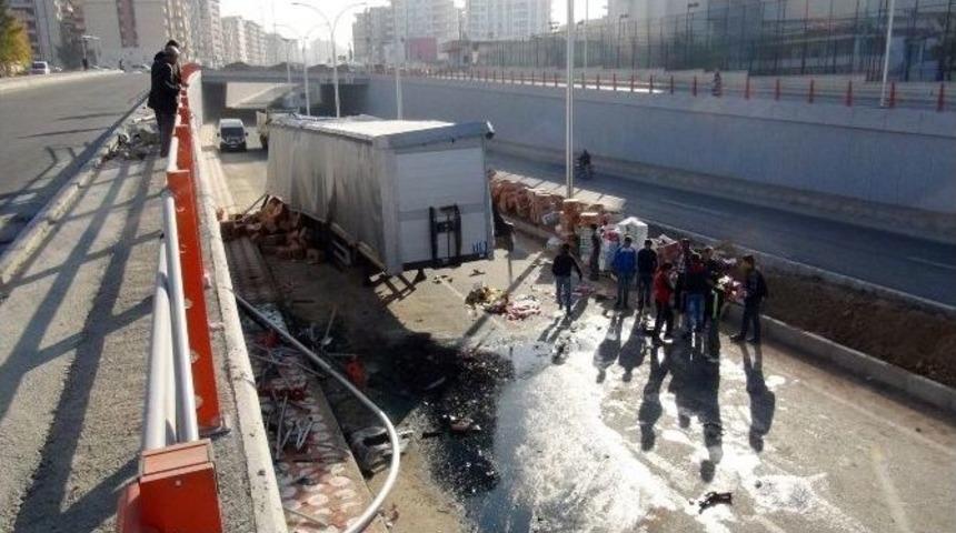 Batman&rsquo;da Gıda Y&uuml;kl&uuml; Tır K&ouml;pr&uuml;den U&ccedil;tu: 1 Yaralı