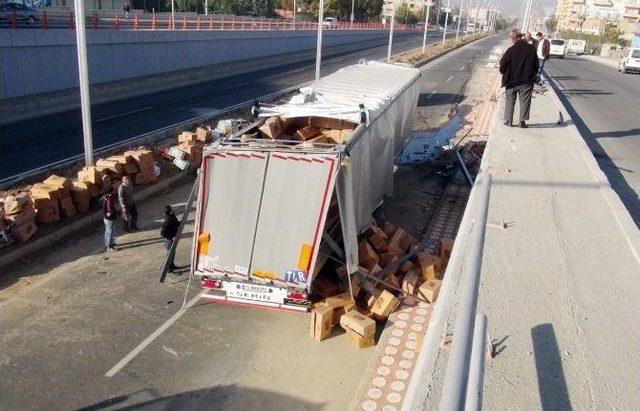Batman&rsquo;da Gıda Y&uuml;kl&uuml; Tır K&ouml;pr&uuml;den U&ccedil;tu: 1 Yaralı 1