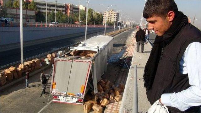 Batman&rsquo;da Gıda Y&uuml;kl&uuml; Tır K&ouml;pr&uuml;den U&ccedil;tu: 1 Yaralı 3