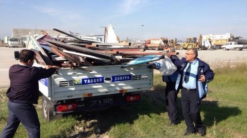 Tarsus&rsquo;ta Ref&uuml;jlere Rastgele Konulan Reklam Tabelaları Kaldırıldı