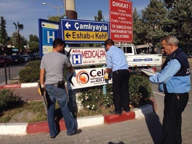 Tarsus&rsquo;ta Ref&uuml;jlere Rastgele Konulan Reklam Tabelaları Kaldırıldı 1