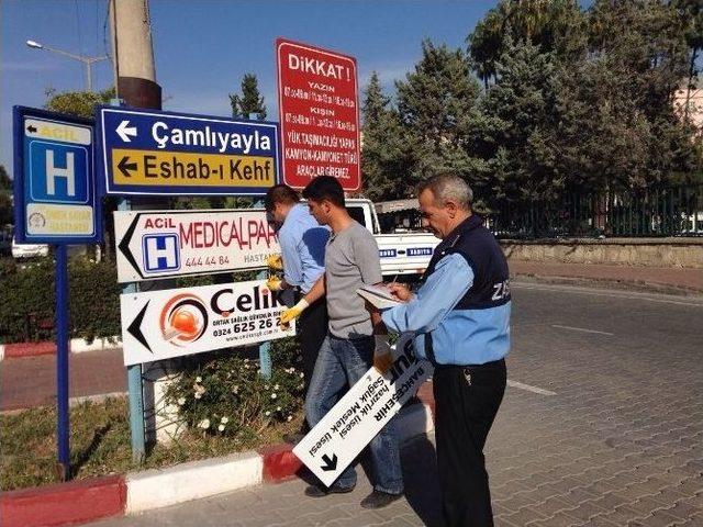 Tarsus&rsquo;ta Ref&uuml;jlere Rastgele Konulan Reklam Tabelaları Kaldırıldı 2