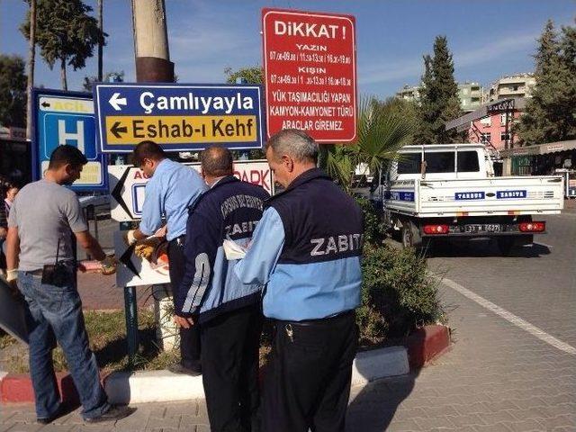 Tarsus&rsquo;ta Ref&uuml;jlere Rastgele Konulan Reklam Tabelaları Kaldırıldı 3