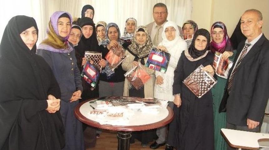 Kur&rsquo;an Kursuna Katılan İşitme Engelli Kadınlara Hediye Eşarp