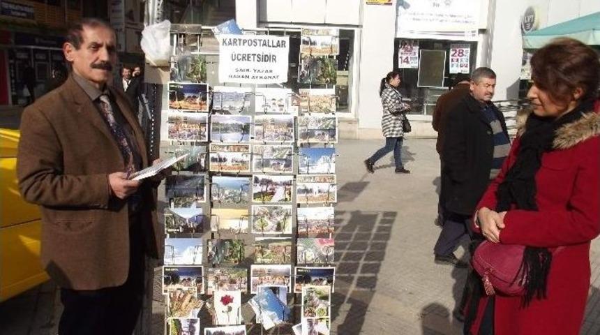 Şair-yazar Aykanat, &Uuml;cretsiz Kartpostal Dağıttı