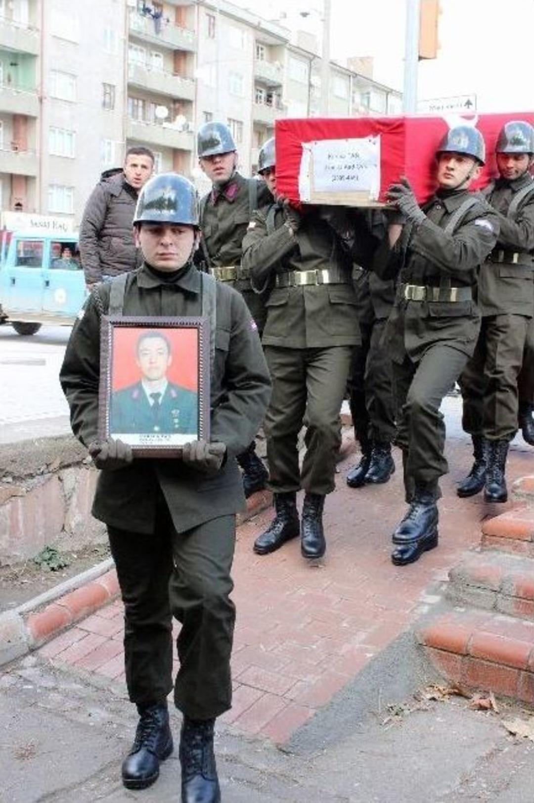 Şehit Asker Son Yolculuğuna Silah Arkadaşlarının Omuzlarında Uğurlandı