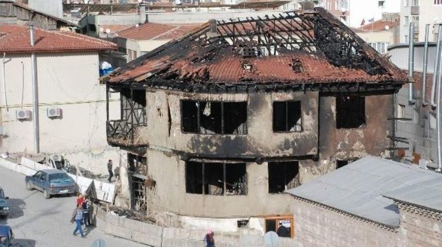 Yıkılmak &Uuml;zere Olan Evler Tehlike Sa&ccedil;ıyor