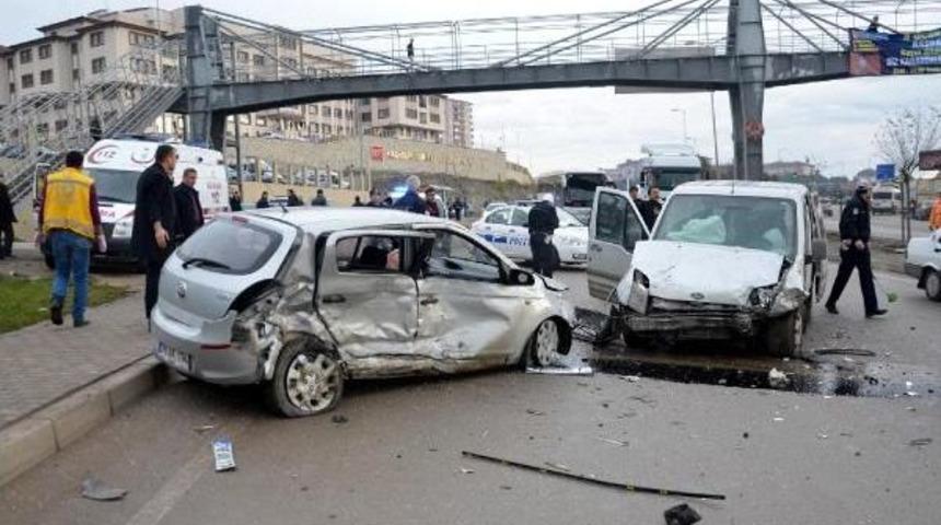 Otomobil Hafif Ticari Ara&ccedil;la &Ccedil;arpıştı: 3 Yaralı