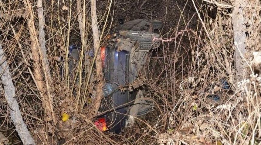 Takla Atan Otomobil Şarampole Yuvarlandı: 2 Yaralı