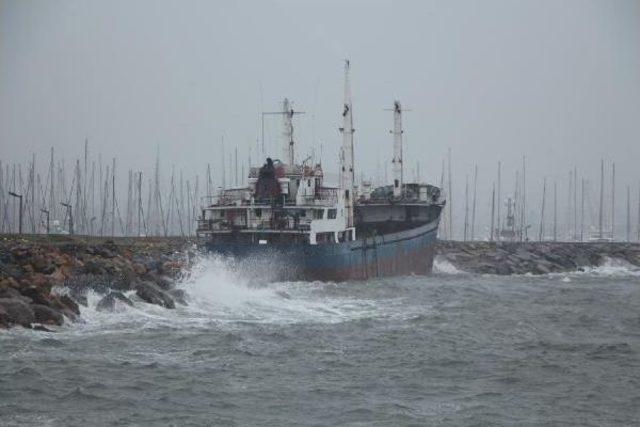 Pendik'te Gemi Karaya Oturdu