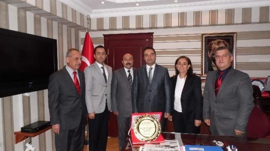 G&ouml;lbaşı Metem&rsquo;den Kaymakam Budan&rsquo;a Plaket