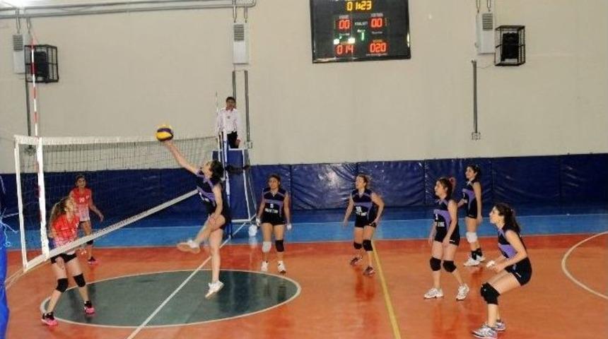 Bayanlar Voleybolda 7 Aralık &Uuml;niversitesi Galip