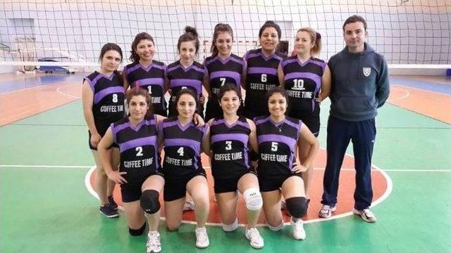 Bayanlar Voleybolda 7 Aralık Üniversitesi Galip