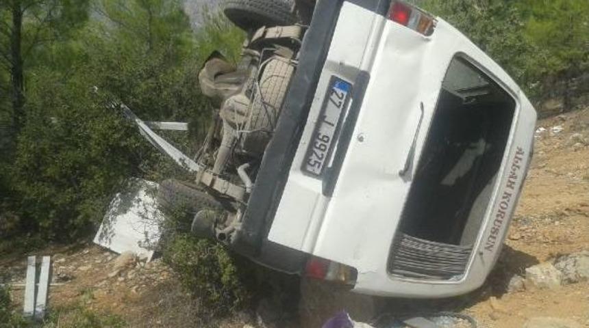 Ermenek'te Minib&uuml;s U&ccedil;uruma Yuvarlandı: 1 &Ouml;l&uuml;, 7 Yaralı