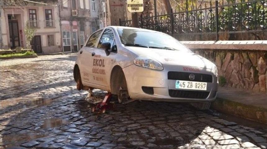 Magandalar Otomobilin Lastiklerini Kesti