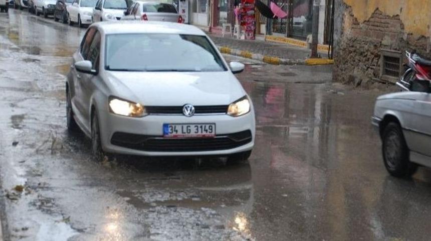 Edremit&rsquo; Te Vatandaşın Yağmur &Ccedil;ilesi