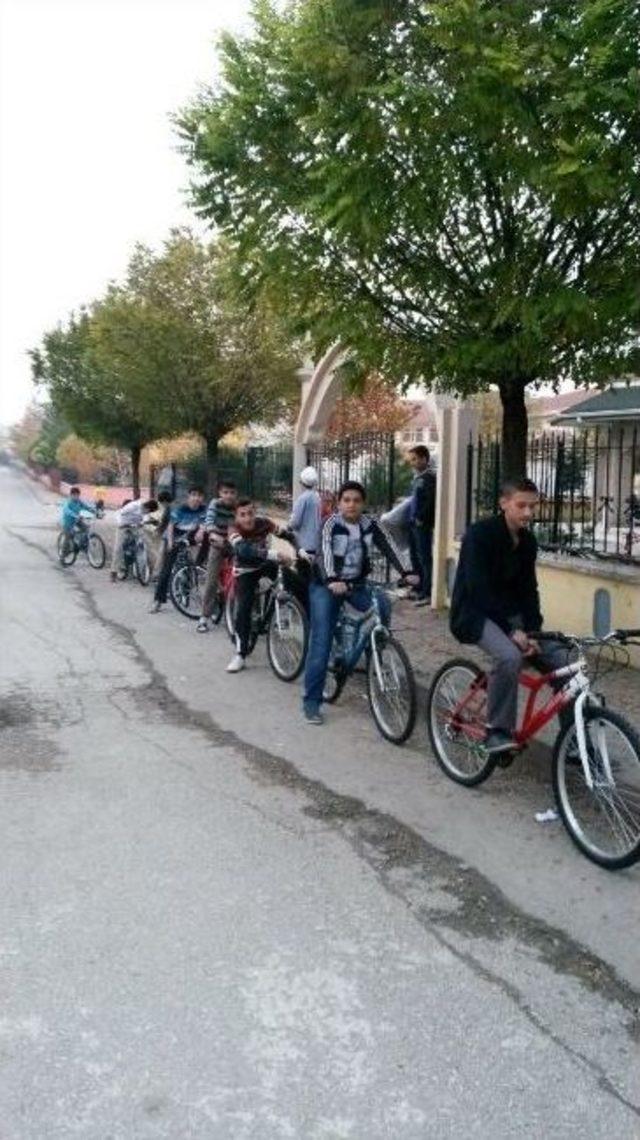 Camiye En &Ccedil;ok Devam Eden 10 &Ouml;ğrenciye Bisiklet Hediye Edildi 1
