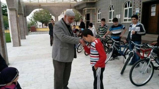 Camiye En &Ccedil;ok Devam Eden 10 &Ouml;ğrenciye Bisiklet Hediye Edildi 2