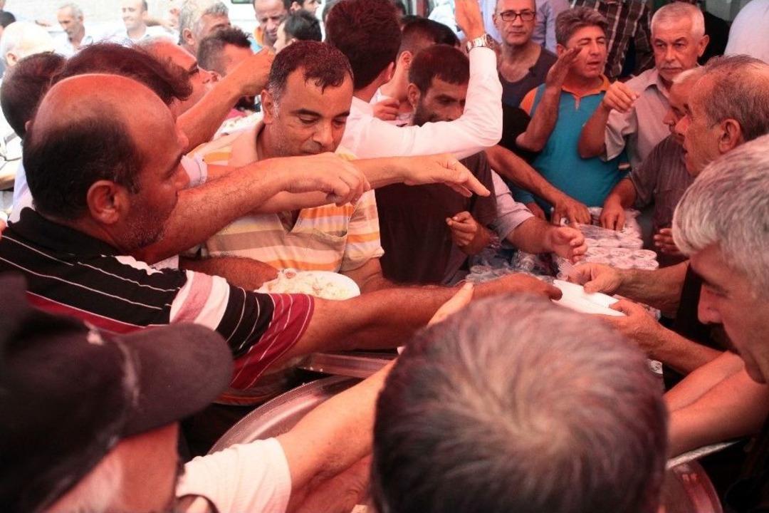 Adana&rsquo;da Tavuklu Pilav İzdihamı