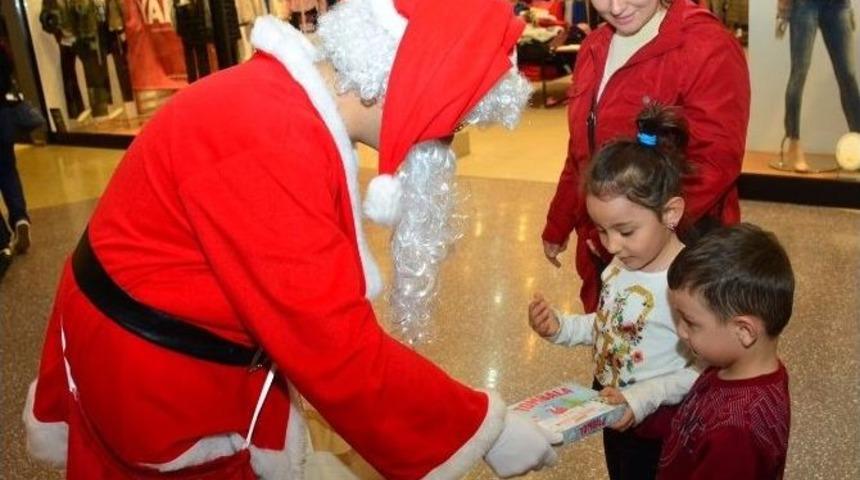 Noel Baba &Ccedil;ocuklara Hediye Dağıttı