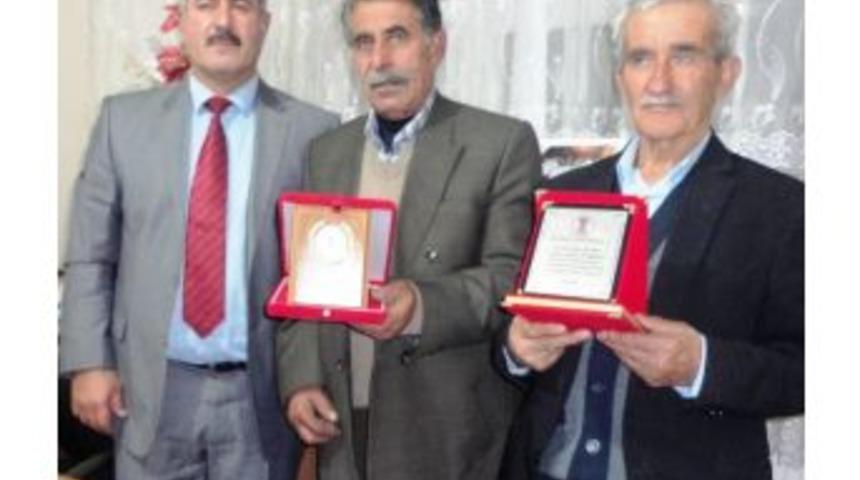 Başkan G&uuml;rb&uuml;z İki &Uuml;yesini Plaketle &Ouml;d&uuml;llendirdi