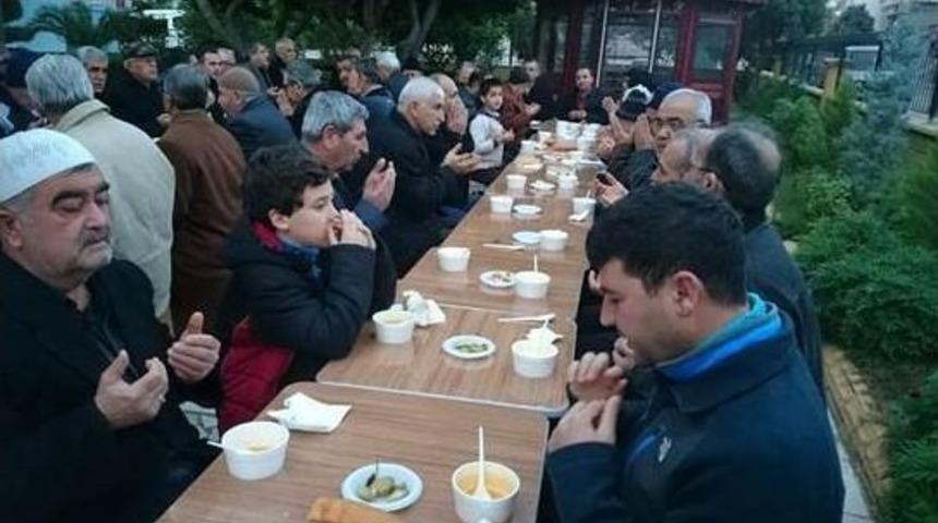 Sabah Namazına Gelene &Ccedil;orba Ve Salep İkramı