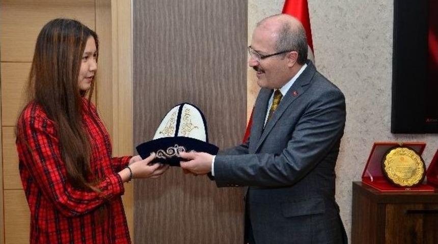 Başkan Kafaoğlu’na Kazak Şapkası