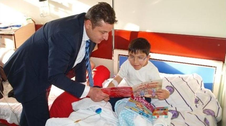 Yozgat Kamu Hastaneleri Genel Sekreteri Dr. İsmail Kurca Hastalara Kitap Hediye Etti