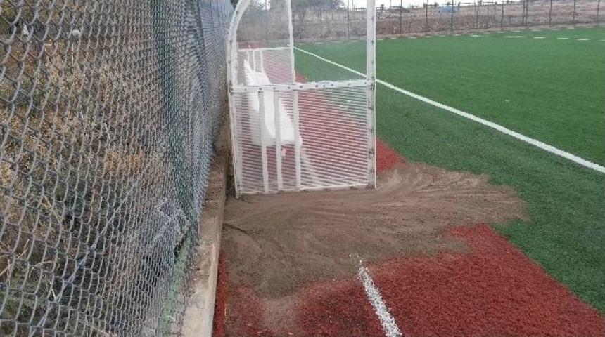 Samsat Stadyumu &Ccedil;amur Deryasına D&ouml;n&uuml;yor