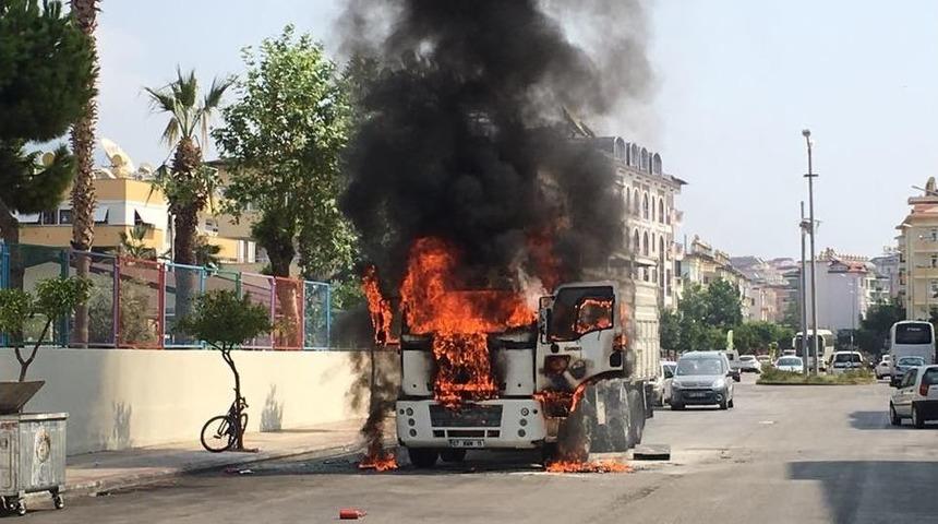 Hareket Halinde Tutuşan Kamyon Alev Alev Yandı