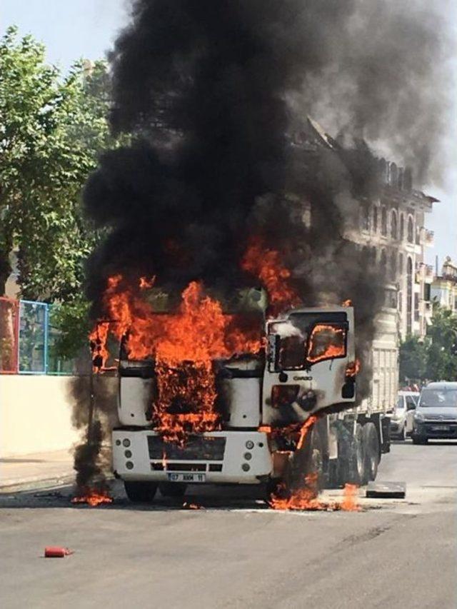 Hareket Halinde Tutuşan Kamyon Alev Alev Yandı