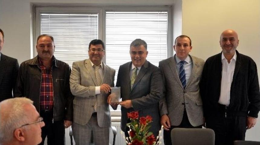 Başkan &Ouml;zg&uuml;ven&rsquo;e Teşekk&uuml;r Plaketi