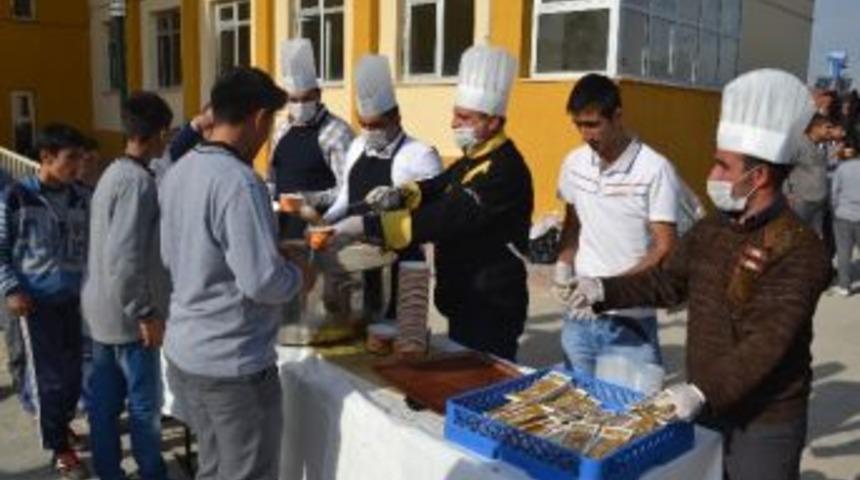 İş Adamı Erdoğan, &Ouml;ğrencilere Aşure İkram Etti