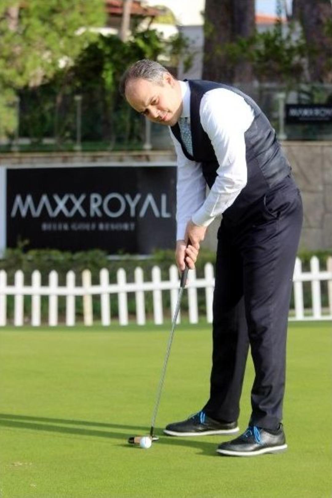 Spor Bakanı Kılı&ccedil;, Antalya&rsquo;da İlk Defa Golf Oynadı