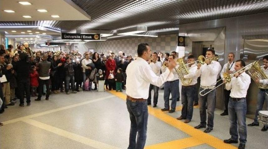 Metro İstasyonu&rsquo;nda Yolculara B&uuml;y&uuml;k S&uuml;rpriz