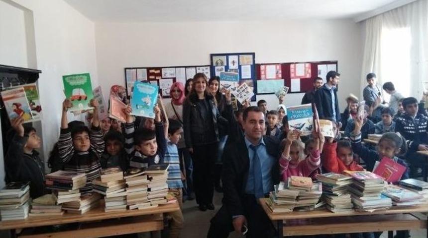 &Uuml;niversite &Ouml;ğrencilerinden K&ouml;ydeki &Ouml;ğrencilere Kitap Desteği